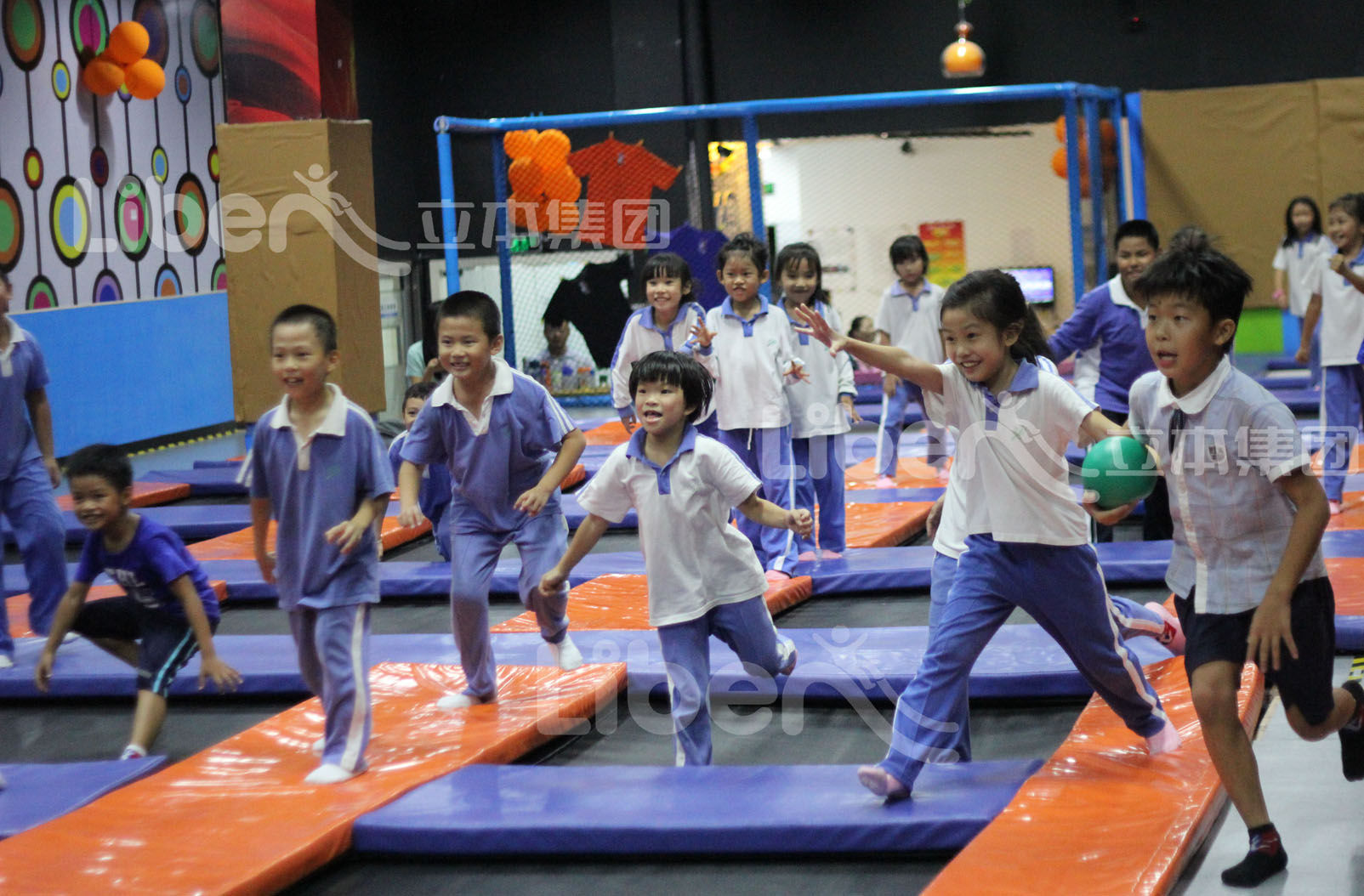 蹦床主题公园实物照