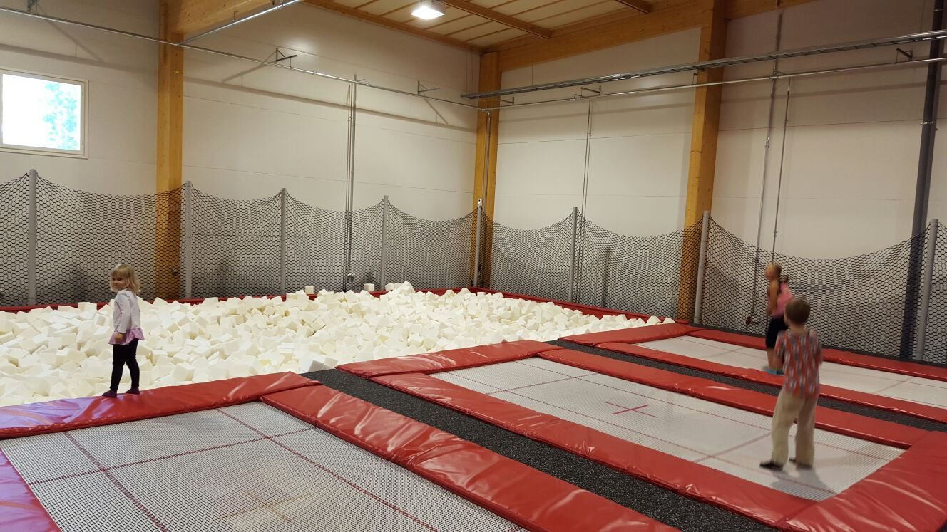 大型蹦床实物图