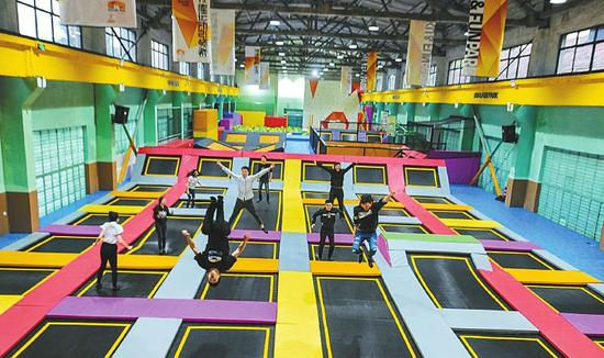 蹦床教练教学蹦床玩法