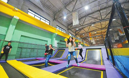 学员们在玩蹦床躲避球