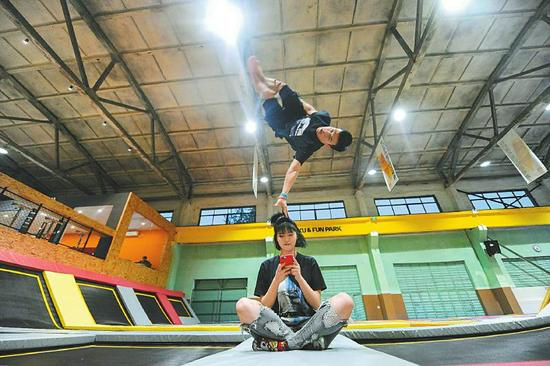 蹦床教练展示各种蹦床的玩法