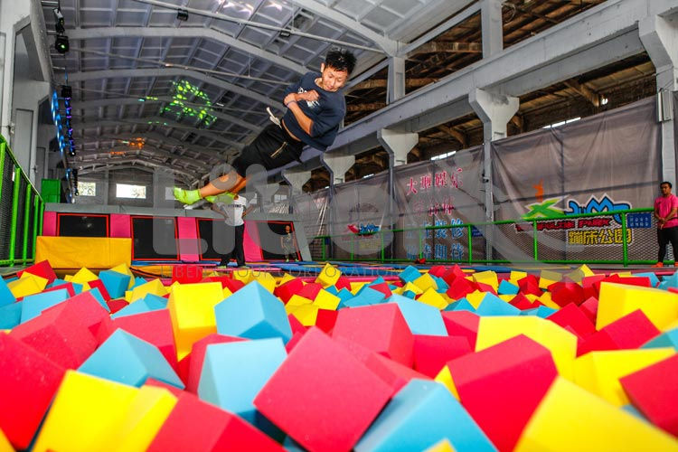 蹦床海绵池