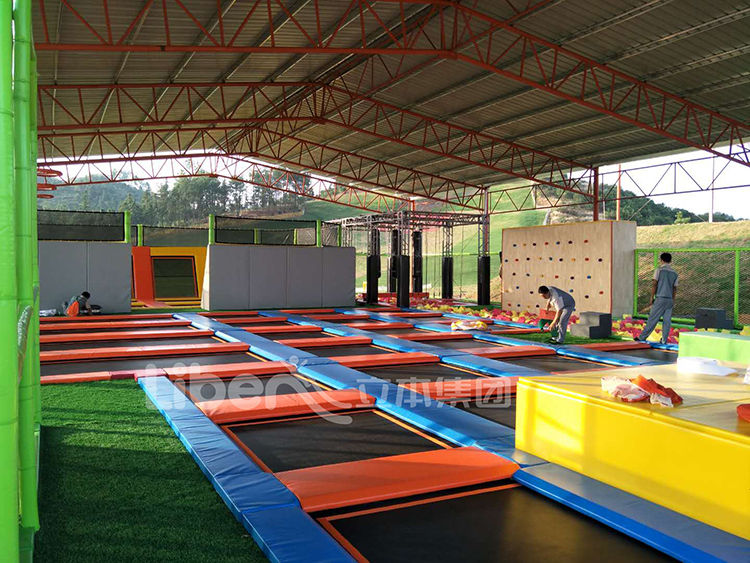户外蹦床实物图