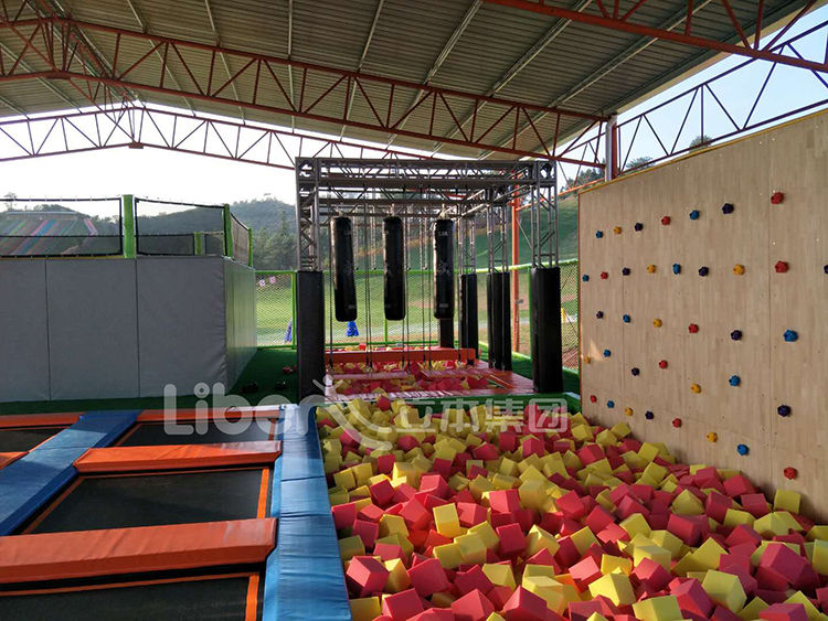 户外蹦床攀岩实物图
