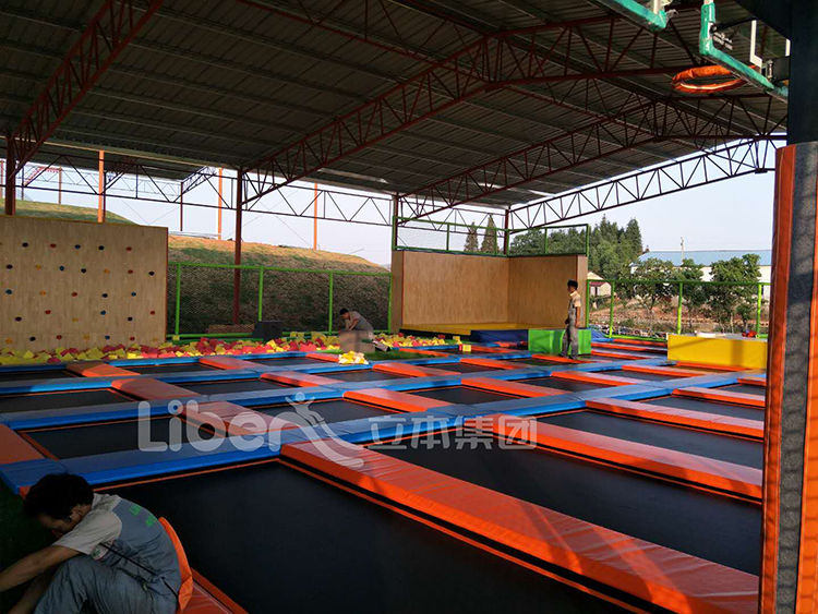 户外蹦床实物图
