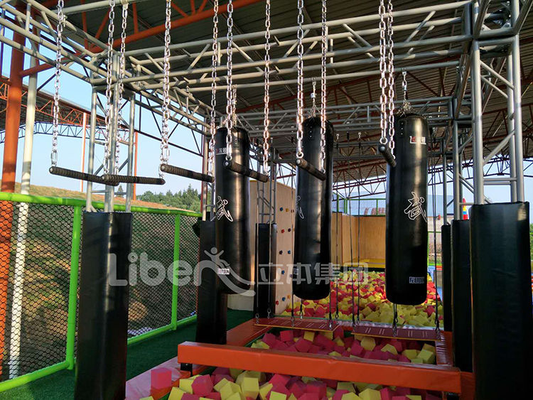 户外蹦床忍者空间实物图