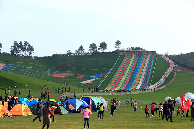 户外滑草场实物图