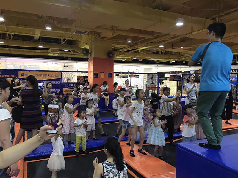 蹦床乐园活动现场