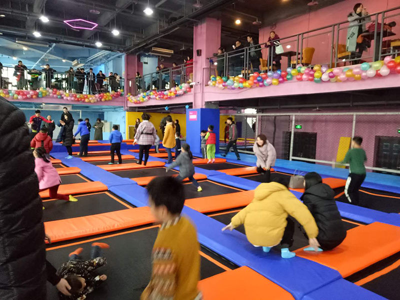 重庆欢乐蹦床馆开业当天