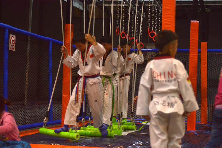 蹦床公园实物照片