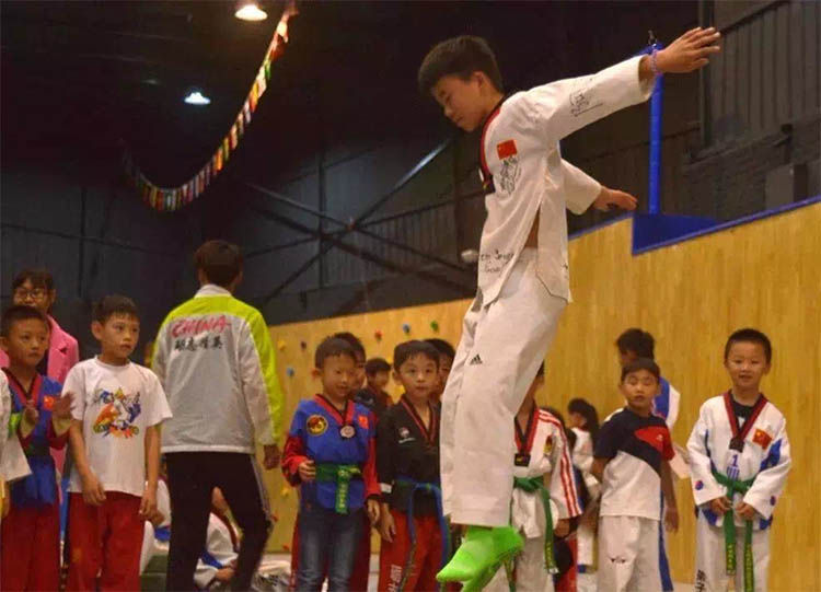 蹦床公园实物照片