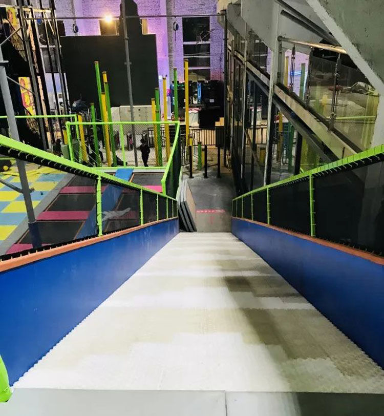 滑雪坡实物照片