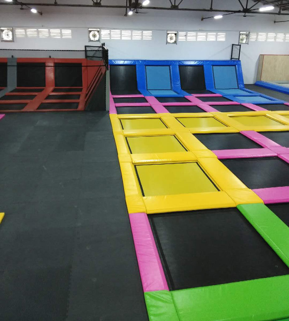 蹦床公园
