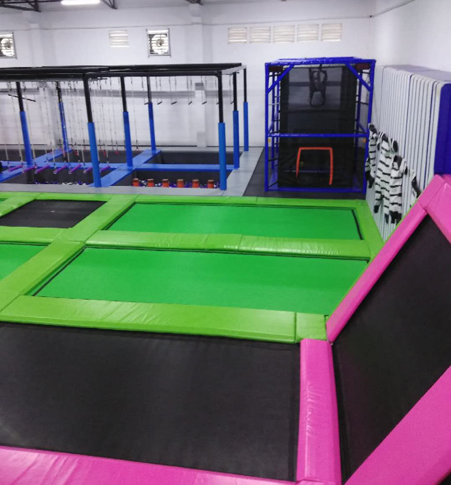 蹦床公园