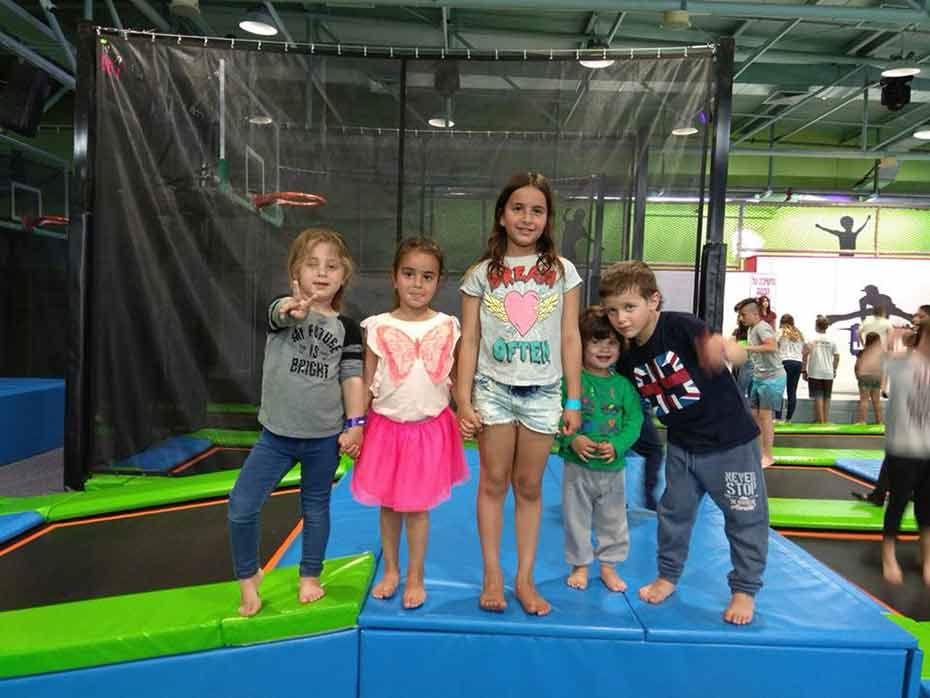 立本集团蹦床厂家迎来温州大学光临生产车间