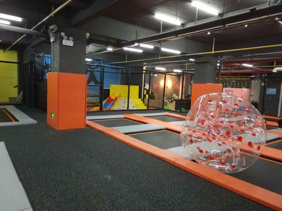 蹦床公园实物照片