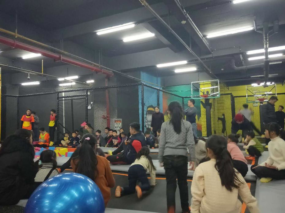 蹦床公园实物照片