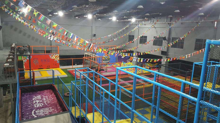 蹦床公园实物照片