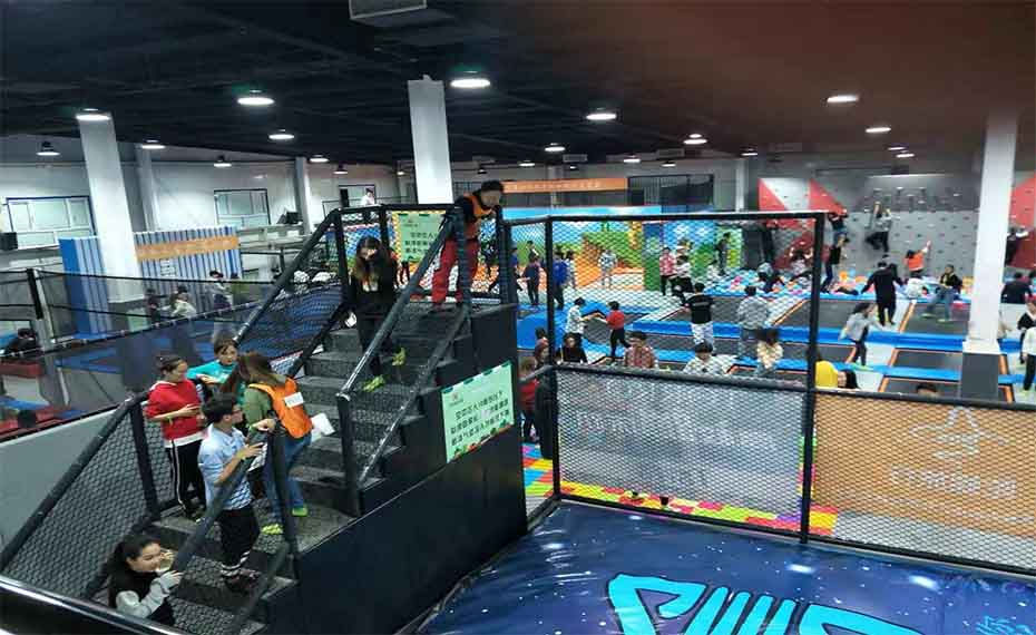 蹦床公园