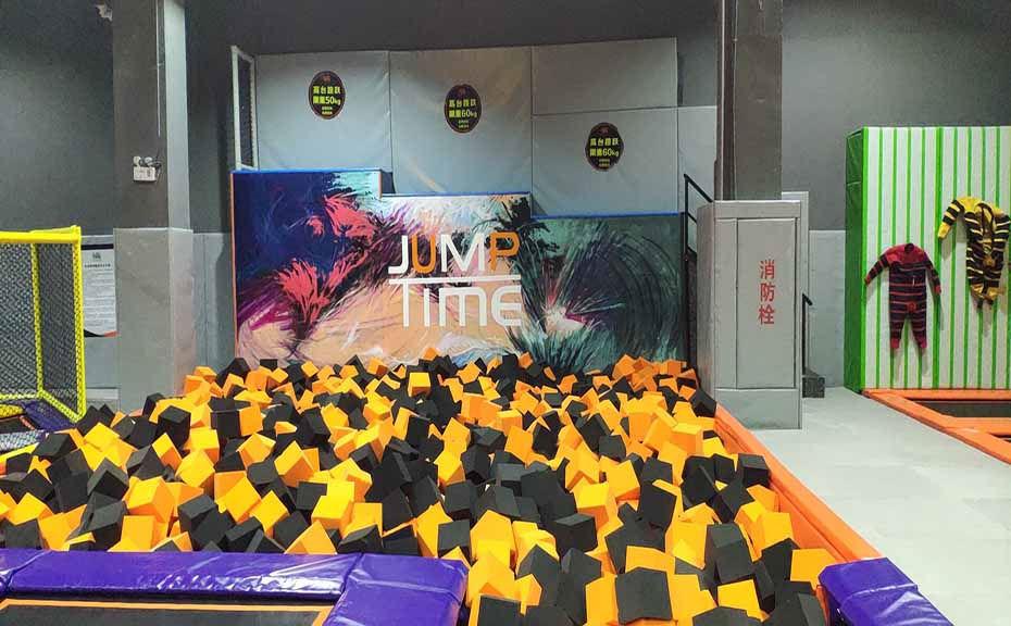 蹦床公园