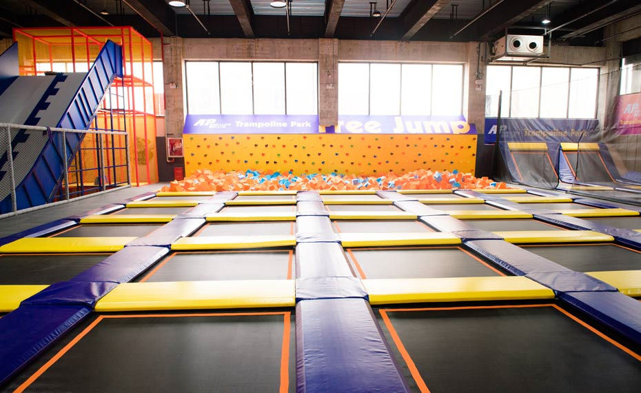 蹦床公园