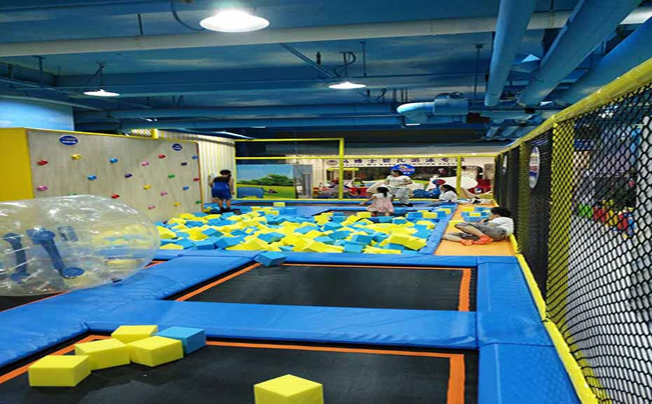 蹦床公园