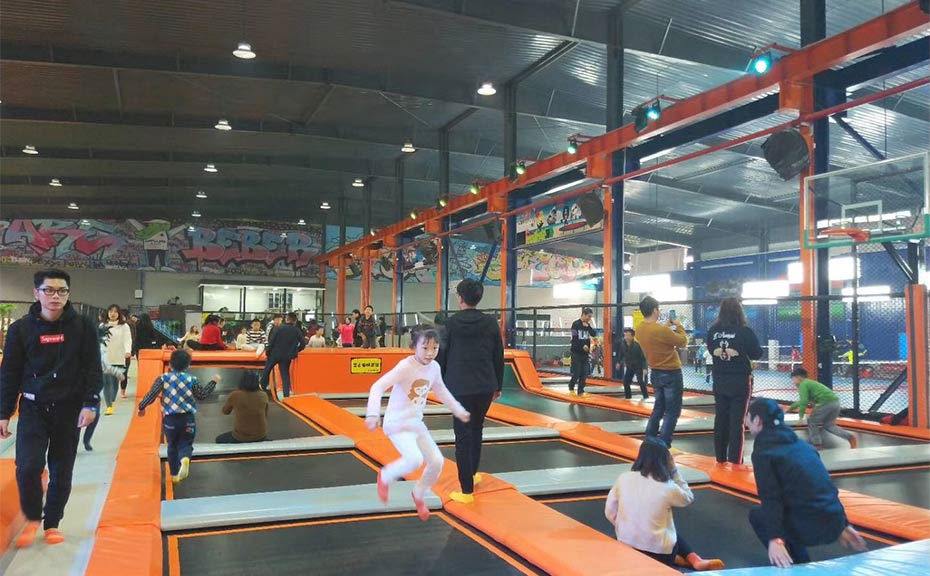 蹦床公园
