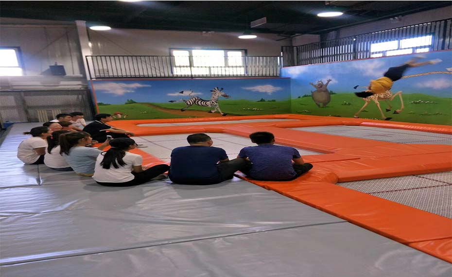 蹦床公园