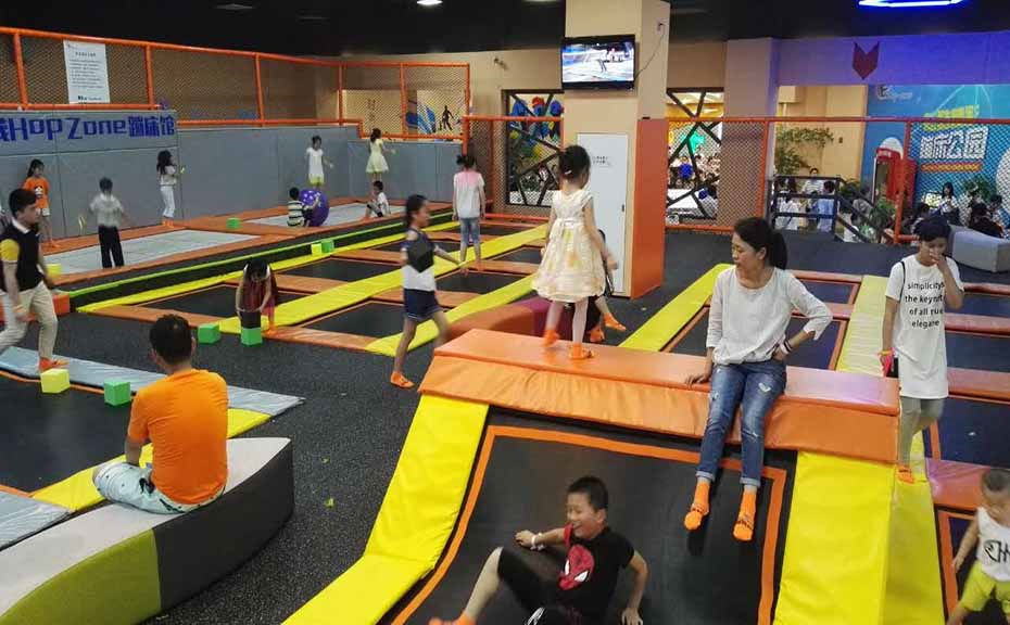 室内蹦床公园