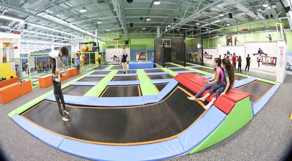 蹦床实物照片 蹦床主题公园