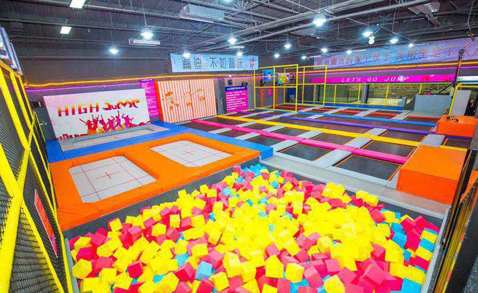 蹦床公园