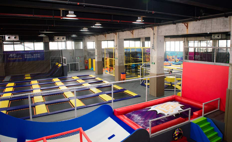 蹦床公园