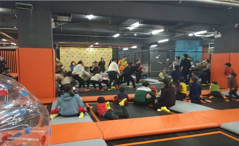 蹦床公园