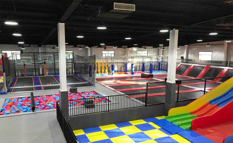 蹦床公园
