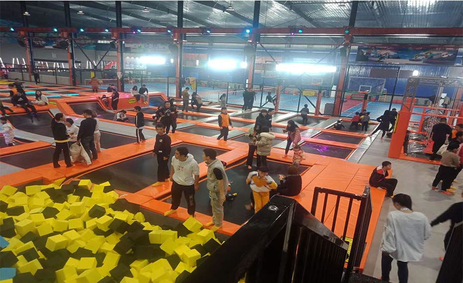 蹦床公园