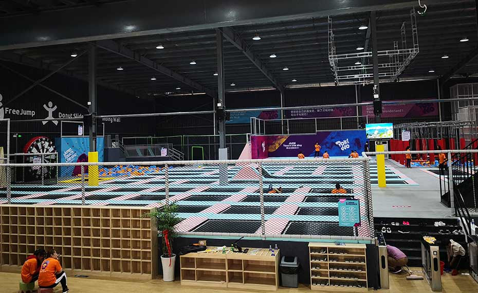 蹦床公园
