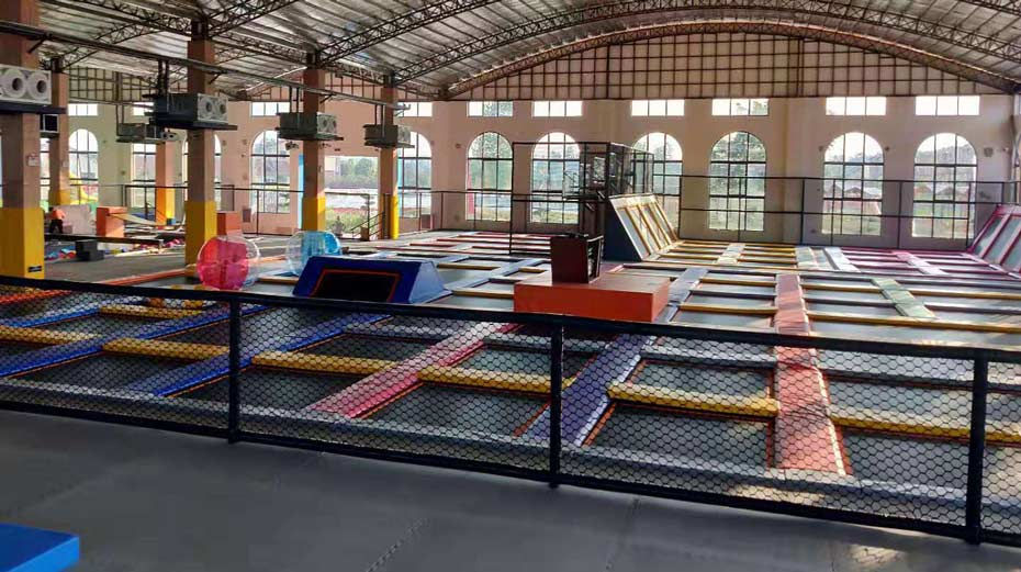 蹦床公园实物照片