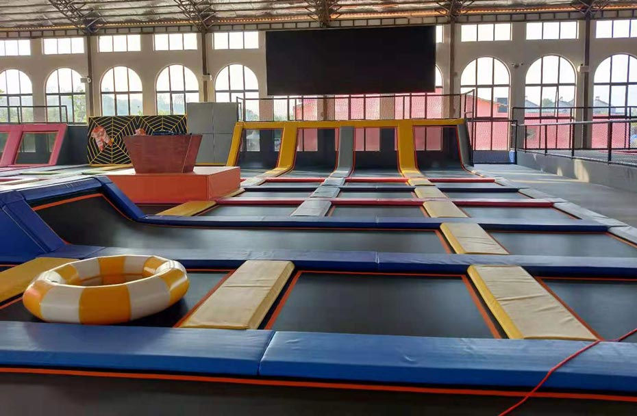 蹦床公园实物照片