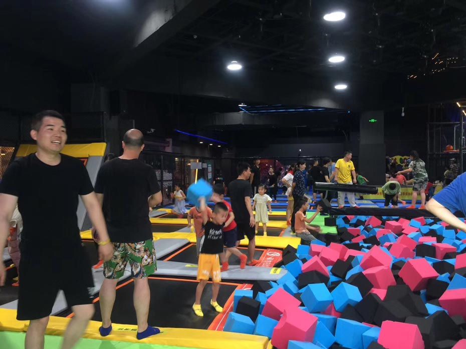 蹦床实物照片