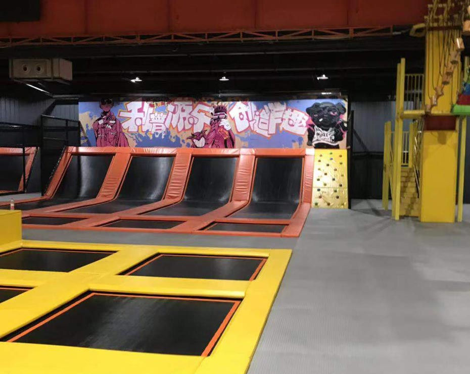 蹦床公园实物照片