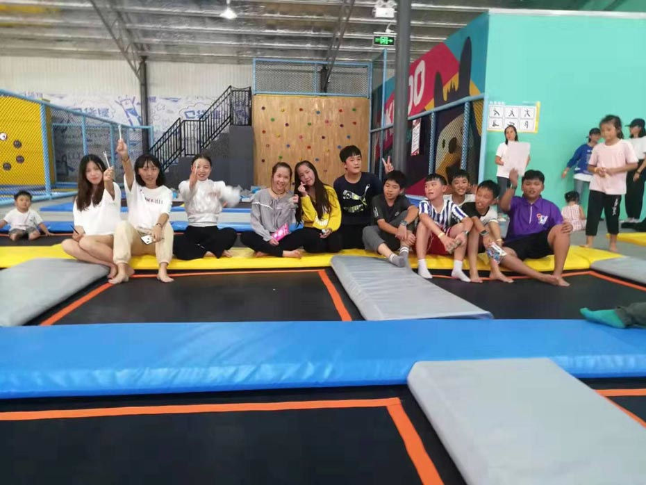 蹦床公园实物照片