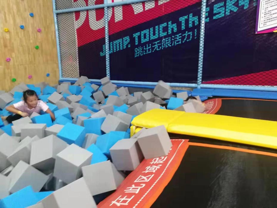 蹦床实物照片