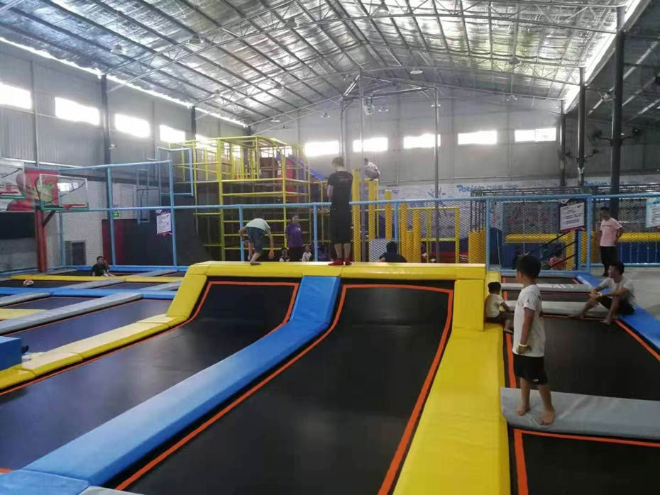 蹦床实物照片