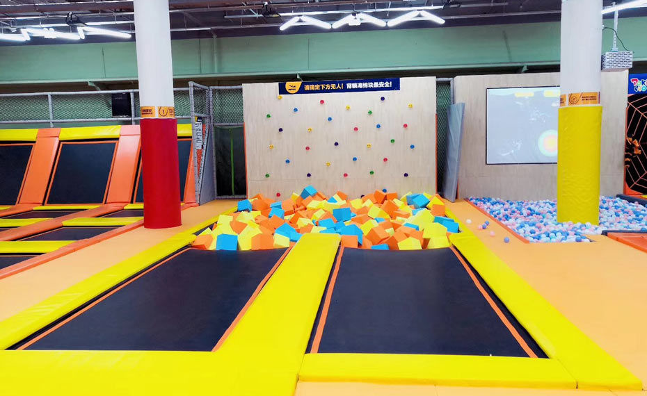 蹦床公园