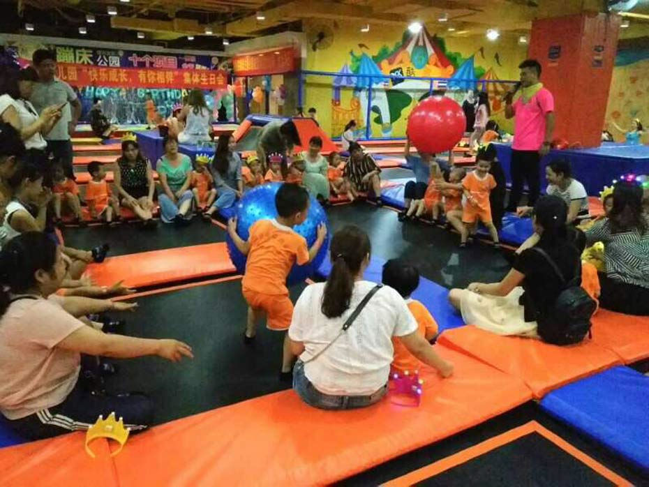 蹦床实物照片
