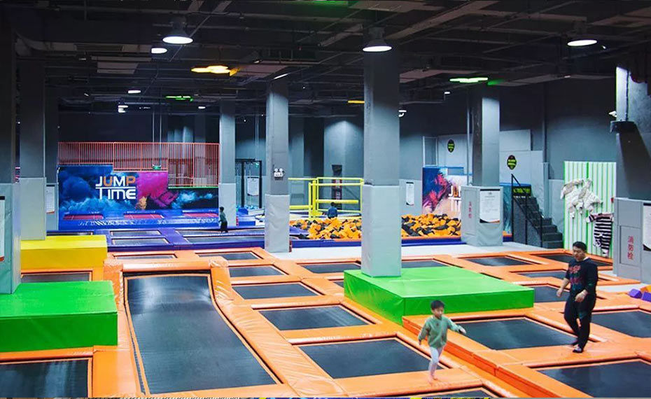蹦床公园