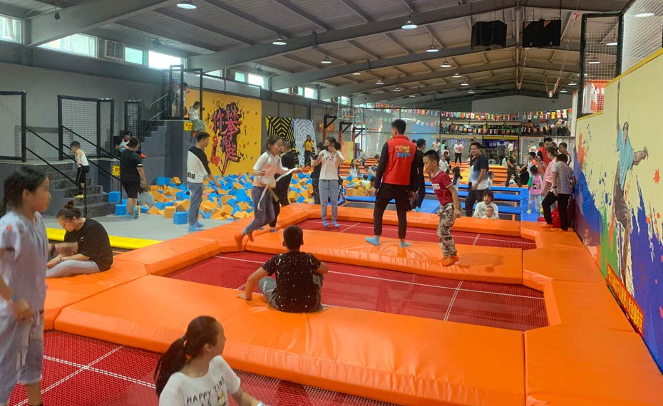 蹦床公园