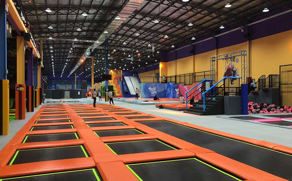 蹦床公园