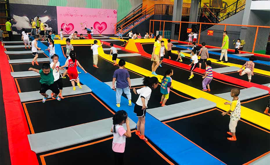 蹦床公园