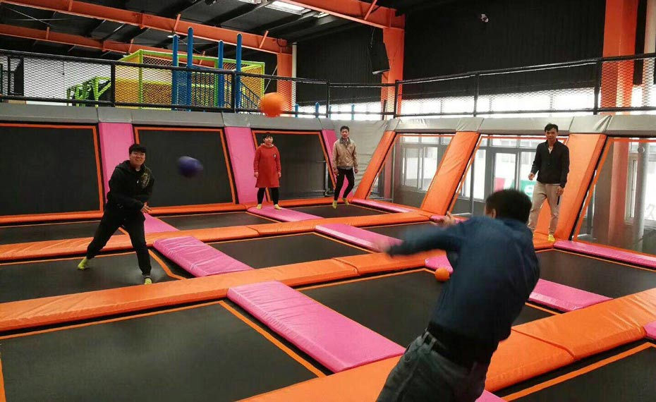 蹦床公园